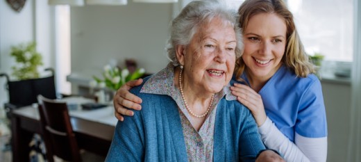 Kursy opiekun medyczny i opiekun osoby starszej – komu są dedykowane?