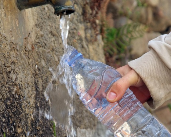 Sanepid przestaje badać wodę ze źródełek. Mimo złych wyników, mieszkańcy nie przestają jej pić