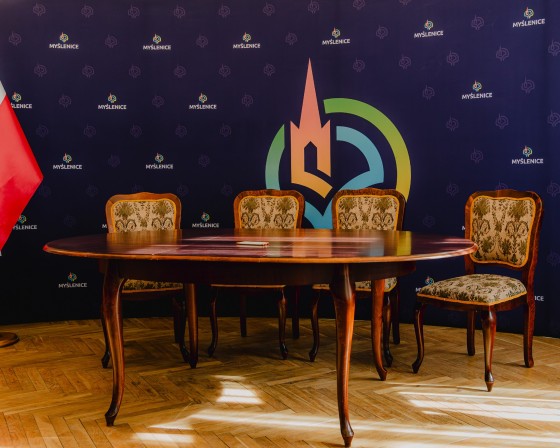 Myślenice. Podpisanie umowy na budowę centrum dla niepełnosprawnych na Chełmie odwołano w ostatniej chwili. Szkoła stoi pusta od sześciu lat