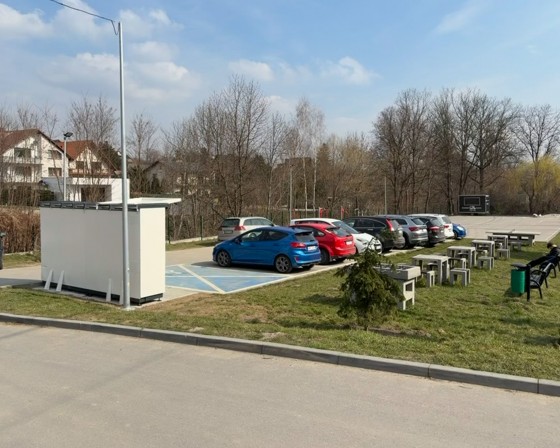 Myślenice. Plac zabaw, parking, siłownia, a dawniej boisko. Teraz jeszcze paczkomat. Co dzieje się z placem na Górnym Przedmieściu?