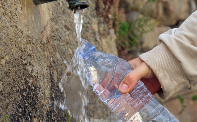Sanepid przestaje badać wodę ze źródełek. Mimo złych wyników, mieszkańcy nie przestają jej pić