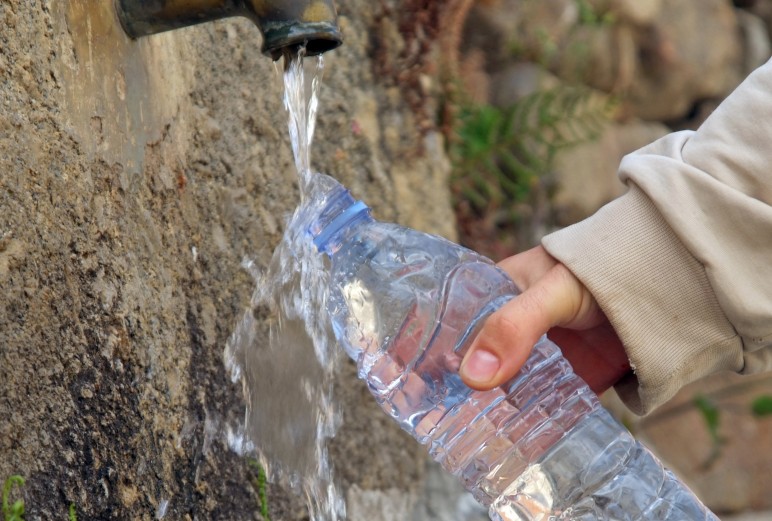 Sanepid przestaje badać wodę ze źródełek. Mimo złych wyników, mieszkańcy nie przestają jej pić