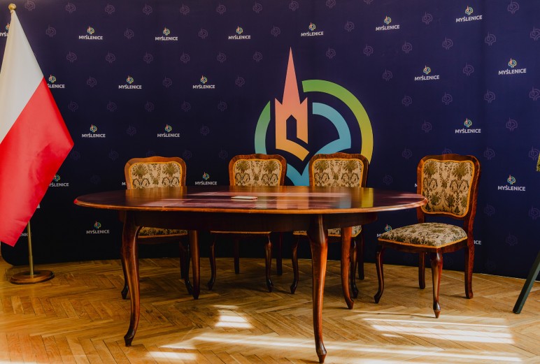 Myślenice. Podpisanie umowy na budowę centrum dla niepełnosprawnych na Chełmie odwołano w ostatniej chwili. Szkoła stoi pusta od sześciu lat