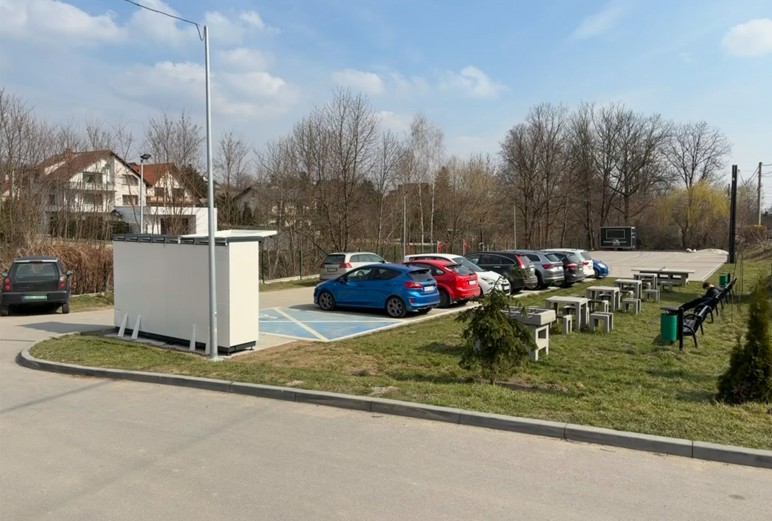 Myślenice. Plac zabaw, parking, siłownia, a dawniej boisko. Teraz jeszcze paczkomat. Co dzieje się z placem na Górnym Przedmieściu?