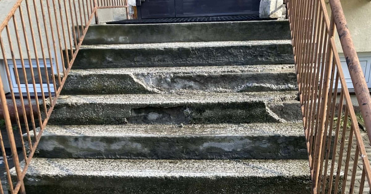 Alarmujecie: Sypią się schody w budynku Centrum Usług Społecznych