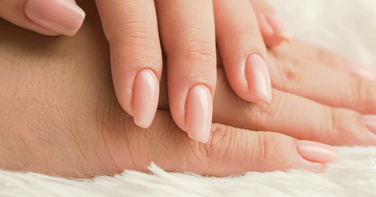 Cienkie, łamiące się paznokcie? Poznaj proste sposoby na poprawę ich kondycji!