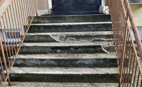 Alarmujecie: Sypią się schody w budynku Centrum Usług Społecznych