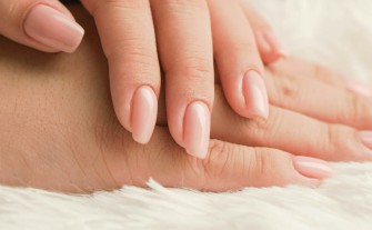 Cienkie, łamiące się paznokcie? Poznaj proste sposoby na poprawę ich kondycji!