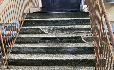 Alarmujecie: Sypią się schody w budynku Centrum Usług Społecznych