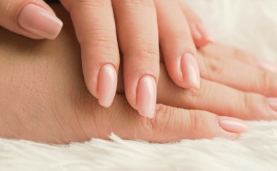 Cienkie, łamiące się paznokcie? Poznaj proste sposoby na poprawę ich kondycji!