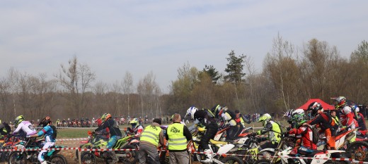 Dobczyce. Piknik motoryzacyjny pod zaporą