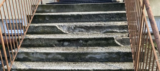 Alarmujecie: Sypią się schody w budynku Centrum Usług Społecznych