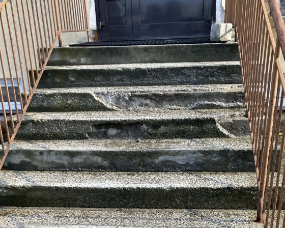 Alarmujecie: Sypią się schody w budynku Centrum Usług Społecznych