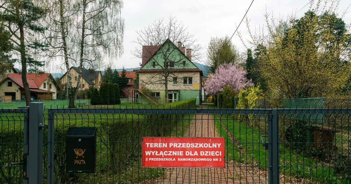 Myślenice. Minęły trzy lata od batalii o przedszkole na Zarabiu. Gmina wystawia działki na sprzedaż