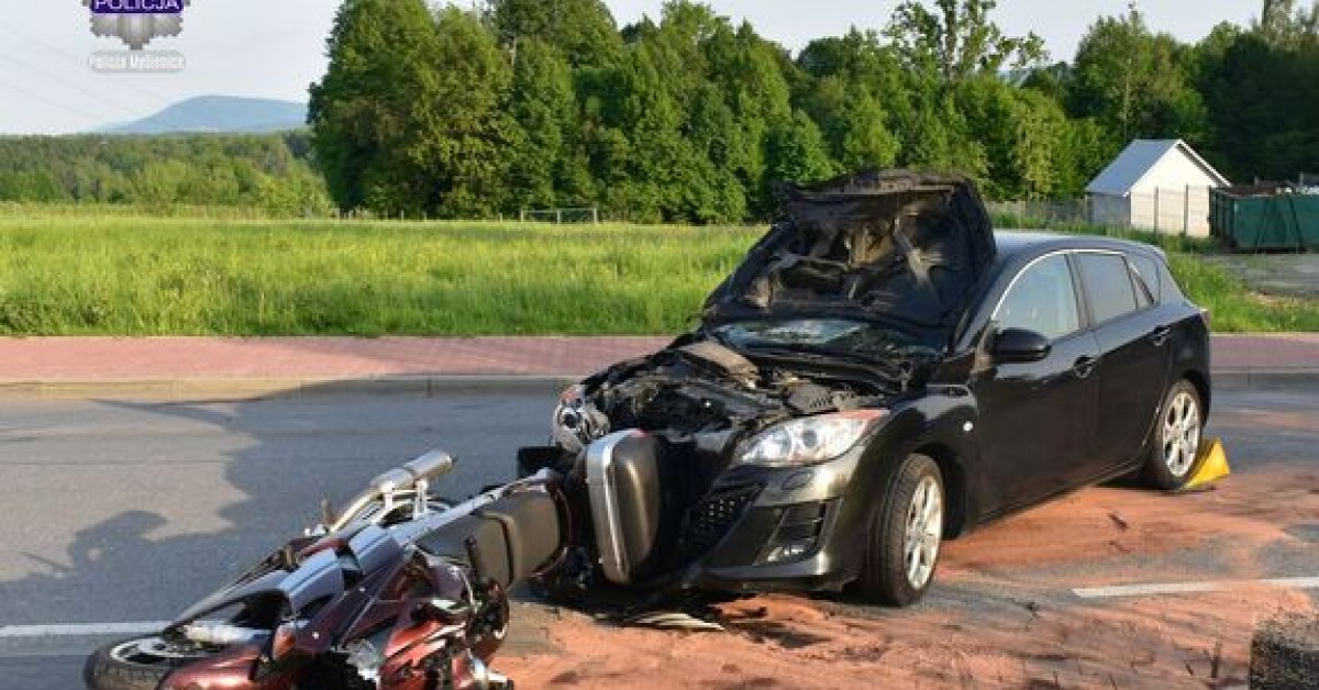 Wypadek w Krzyszkowicach. Motocyklista ranny w zderzeniu z osobówką