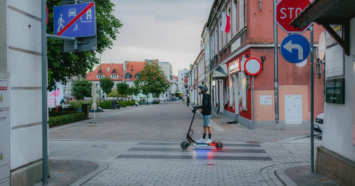 Zasady korzystania z hulajnóg elektrycznych. Policja przypomina o aktualnych przepisach