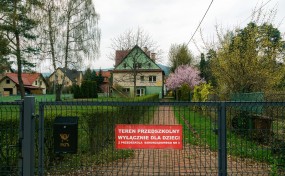 Myślenice. Minęły trzy lata od batalii o przedszkole na Zarabiu. Gmina wystawia działki na sprzedaż