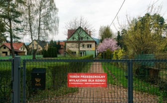 Myślenice. Minęły trzy lata od batalii o przedszkole na Zarabiu. Gmina wystawia działki na sprzedaż