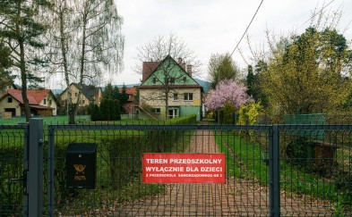Myślenice. Minęły trzy lata od batalii o przedszkole na Zarabiu. Gmina wystawia działki na sprzedaż
