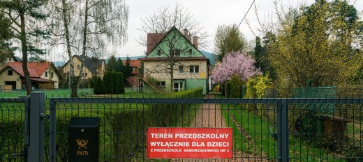 Myślenice. Minęły trzy lata od batalii o przedszkole na Zarabiu. Gmina wystawia działki na sprzedaż