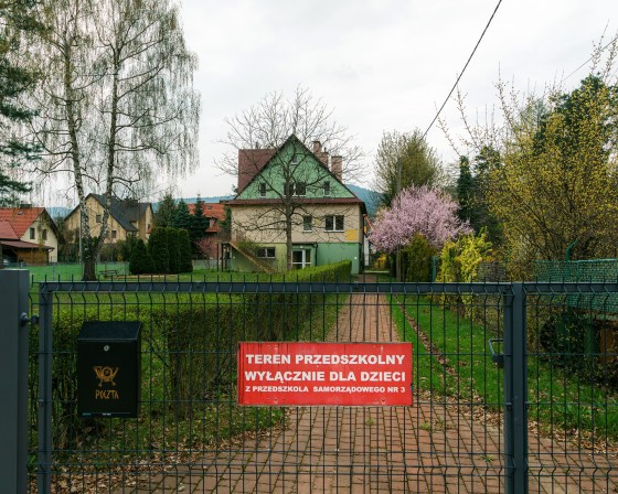 Myślenice. Minęły trzy lata od batalii o przedszkole na Zarabiu. Gmina wystawia działki na sprzedaż