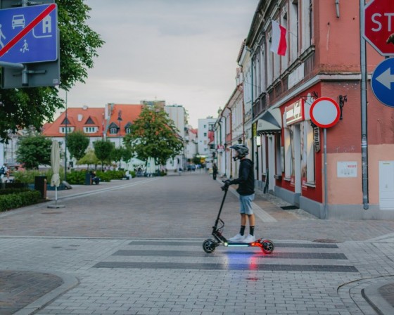 Zasady korzystania z hulajnóg elektrycznych. Policja przypomina o aktualnych przepisach
