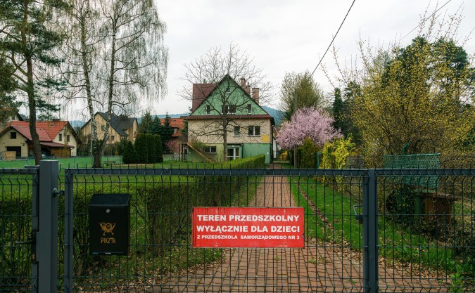 Myślenice. Minęły trzy lata od batalii o przedszkole na Zarabiu. Gmina wystawia działki na sprzedaż