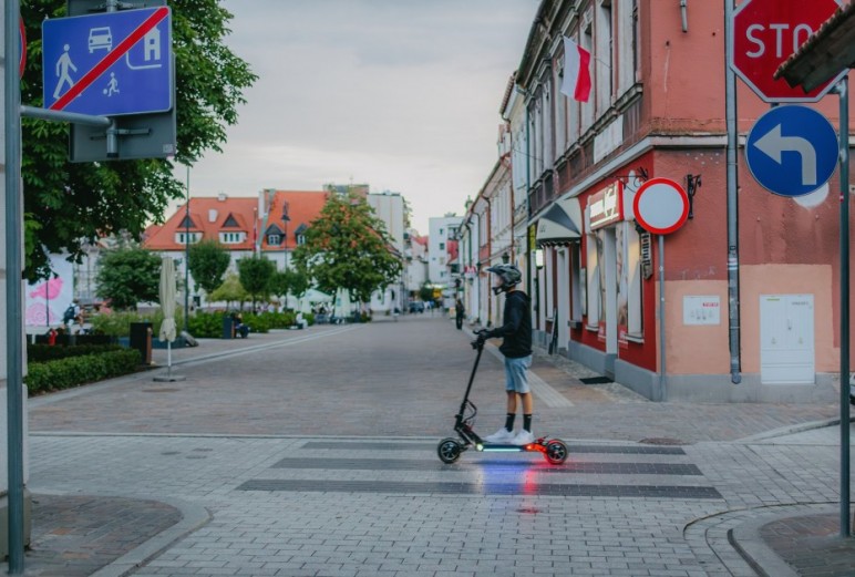 Zasady korzystania z hulajnóg elektrycznych. Policja przypomina o aktualnych przepisach