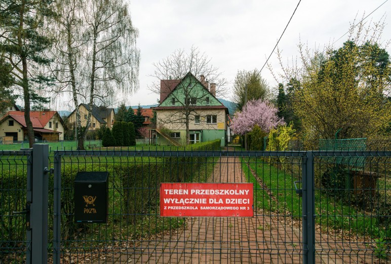 Myślenice. Minęły trzy lata od batalii o przedszkole na Zarabiu. Gmina wystawia działki na sprzedaż