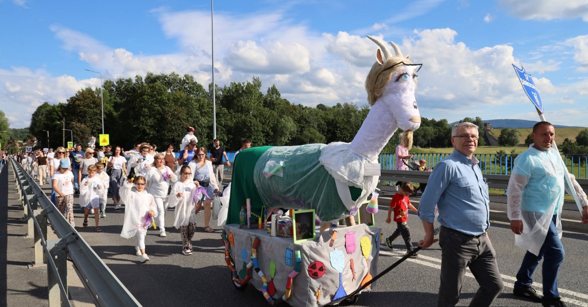Dobczyce. Parada figur i obchody Dnia Dziecka pod hasłem Wielcy Polacy