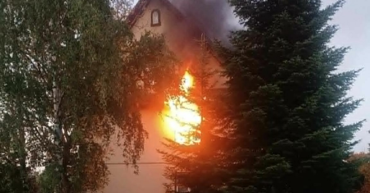 Polanka. Policjanci weszli do płonącego domu, żeby ratować dwie osoby