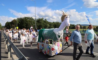 Dobczyce. Parada figur i obchody Dnia Dziecka pod hasłem Wielcy Polacy