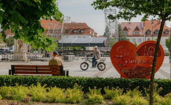 Dni Myślenic 2026. Główna scena stanęła w Rynku. Miasto po siedmiu latach przerwy obchodzi swoje święto