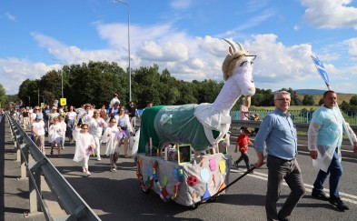 Dobczyce. Parada figur i obchody Dnia Dziecka pod hasłem Wielcy Polacy