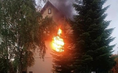 Polanka. Policjanci weszli do płonącego domu, żeby ratować dwie osoby