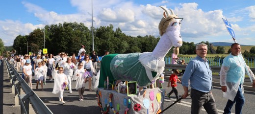 Dobczyce. Parada figur i obchody Dnia Dziecka pod hasłem Wielcy Polacy