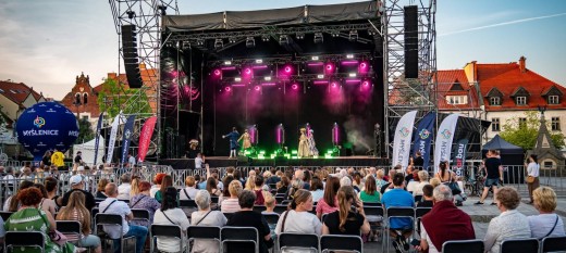 Dni Myślenic 2026. Scena stanęła w Rynku. Tak po siedmiu latach przerwy miasto obchodzi swoje święto