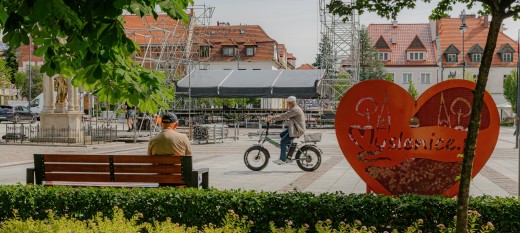 Dni Myślenic 2026. Główna scena stanęła w Rynku. Miasto po siedmiu latach przerwy obchodzi swoje święto
