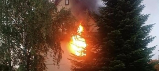 Polanka. Policjanci weszli do płonącego domu, żeby ratować dwie osoby