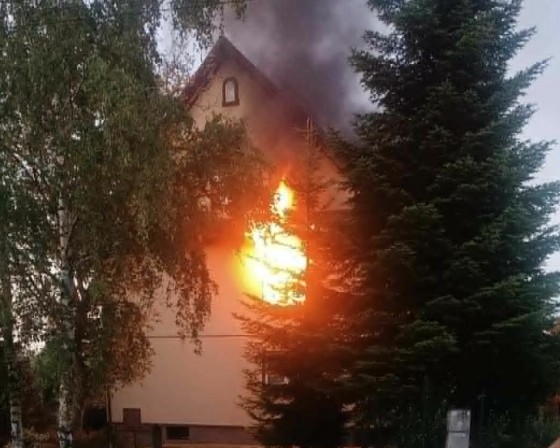 Polanka. Policjanci weszli do płonącego domu, żeby ratować dwie osoby