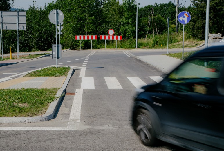 Węzeł na Zakopiance otwarty. Ślepy wylot z ronda jak portal do przyszłości. Czeka na podłączenie drogi zachodniej