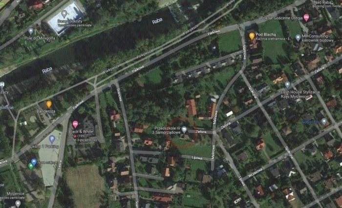 Przedszkole Samorządowe nr 3 znajduje się na myślenickim Zarabiu przy ul. Lipowej.