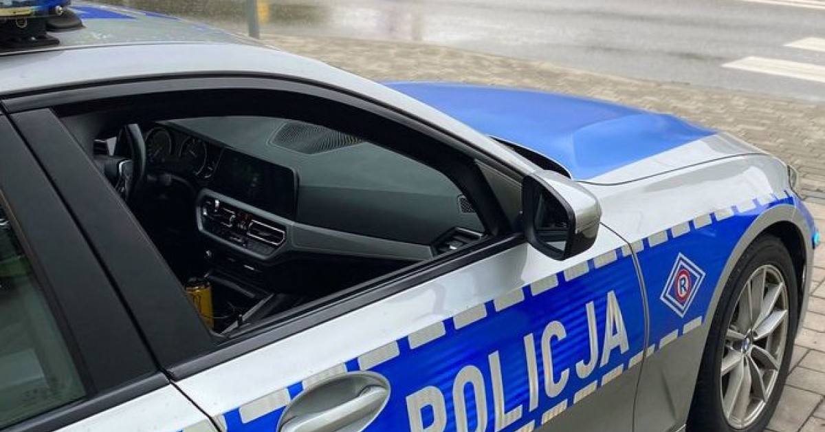 Chciał pomóc przy uszkodzonym kole. Policjant odkrył, że kierująca ma 3 promile