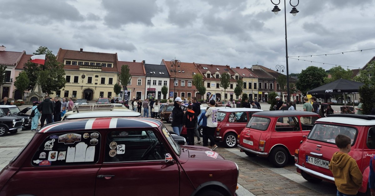 Myślenice. XIV Zlot samochodów MINI zgromadził 29 załóg