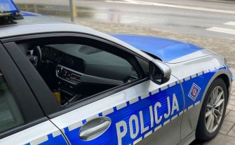 Chciał pomóc przy uszkodzonym kole. Policjant odkrył, że kierująca ma 3 promile