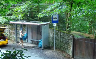 Harbutowice. Przywiozła śmieci na przystanek. Urzędnicy publikują zdjęcia i czekają na jej zgłoszenie