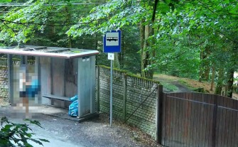 Harbutowice. Przywiozła śmieci na przystanek. Urzędnicy publikują zdjęcia i czekają na jej zgłoszenie