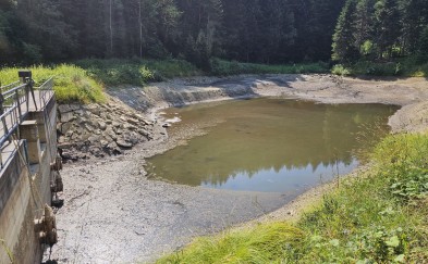 Krytycznie mało wody w gminie Sułkowice. Zwołano sztab kryzysowy. Władze apelują do mieszkańców
