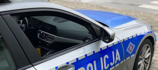Chciał pomóc przy uszkodzonym kole. Policjant odkrył, że kierująca ma 3 promile