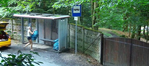 Harbutowice. Przywiozła śmieci na przystanek. Urzędnicy publikują zdjęcia i czekają na jej zgłoszenie